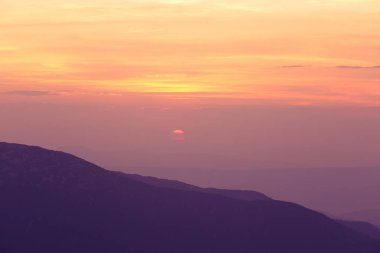 Mor tonlarda dağ günbatımı güzel, minimalist toplayan. Soyut, renkli dağ manzarası. Tatra Dağları Slovakya, Europe.