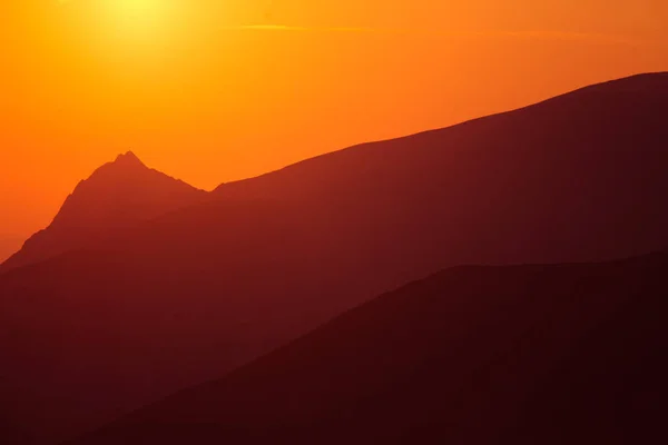 Hermoso Paisaje Minimalista Durante Amanecer Sobre Las Montañas Tonos Cálidos — Foto de Stock