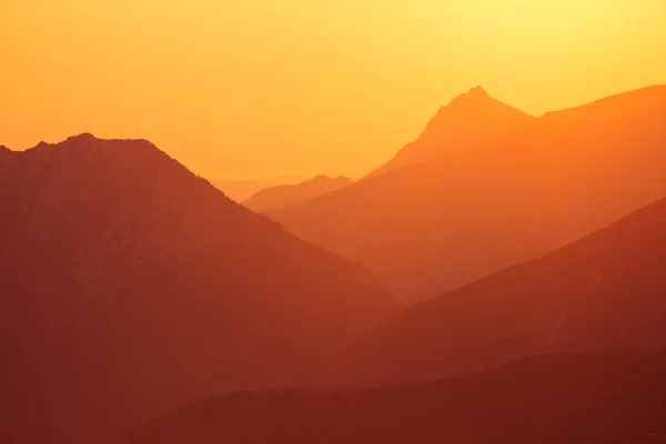 Hermoso Paisaje Minimalista Durante Amanecer Sobre Las Montañas Tonos Cálidos — Foto de Stock
