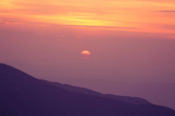 Beautiful Minimalist Scenery Mountain Sunset Purple Tones Abstract Colorful Mountain — Stock Photo, Image