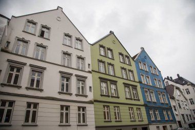 Bergen, Norveç'in sokakta güzel bir sahne. Bulutlu gün.
