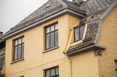 Bergen, Norveç'in sokakta güzel bir sahne. Bulutlu gün.