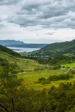 Güzel bir sonbahar manzara dağ Folgefonna Milli Parkı'nda fiyort uzak mesafe içinde ile. Southern Norway toplayan sonbahar, sonbahar bulutlu günde renkler..
