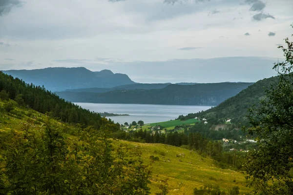 Hermoso Paisaje Otoñal Montañas Parque Nacional Folgefonna Con Fiordo Lejos — Foto de Stock