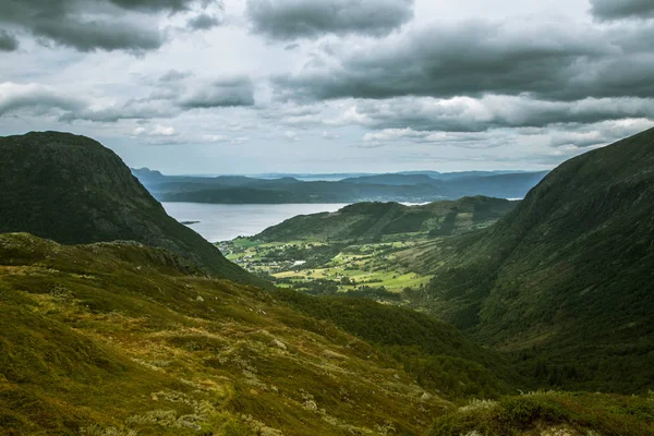 Hermoso Paisaje Otoñal Montañas Parque Nacional Folgefonna Con Fiordo Lejos —  Fotos de Stock