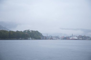Fjord bir feribot sırasında coeast üzerinde dramatik, bulutlu bir sahne binmek Bergen yakınındaki Norveç'te. Fiyort Moody sonbahar manzara.