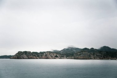 Fjord bir feribot sırasında coeast üzerinde dramatik, bulutlu bir sahne binmek Bergen yakınındaki Norveç'te. Fiyort Moody sonbahar manzara.