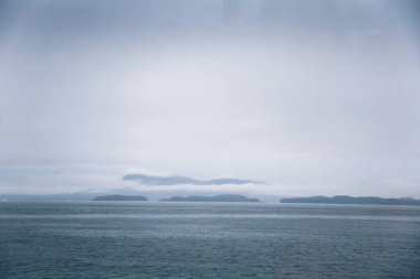 Fjord bir feribot sırasında coeast üzerinde dramatik, bulutlu bir sahne binmek Bergen yakınındaki Norveç'te. Fiyort Moody sonbahar manzara.