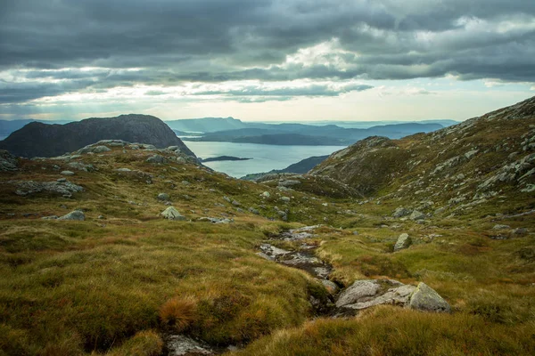 Hermoso Paisaje Otoñal Montañas Parque Nacional Folgefonna Con Fiordo Lejos — Foto de Stock