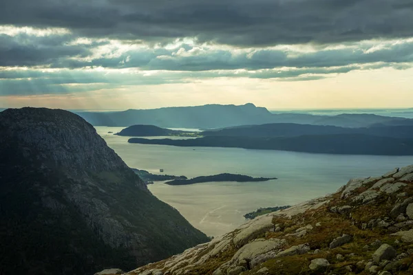 Vacker Höst Landskap Berg Folgefonna Nationalpark Med Fjorden Långt Fjärran — Stockfoto
