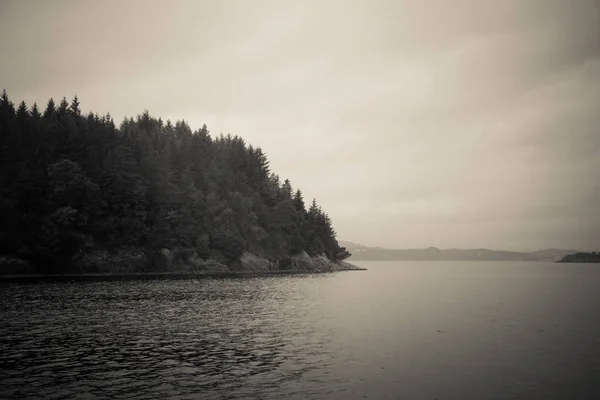 Paisaje Dramático Nublado Costa Del Fiordo Durante Viaje Ferry Noruega — Foto de Stock