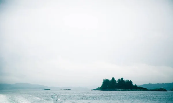 Paisaje Dramático Nublado Costa Del Fiordo Durante Viaje Ferry Noruega — Foto de Stock