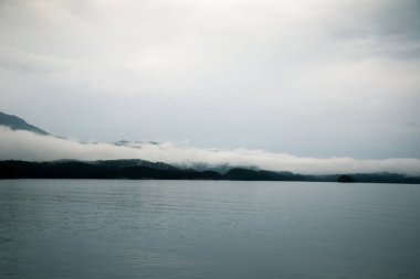 Fjord bir feribot sırasında coeast üzerinde dramatik, bulutlu bir sahne binmek Bergen yakınındaki Norveç'te. Fiyort Moody sonbahar manzara.