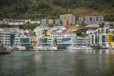 Cityscape Limanın Bergen, Norveç'te. Bulutlu gün.