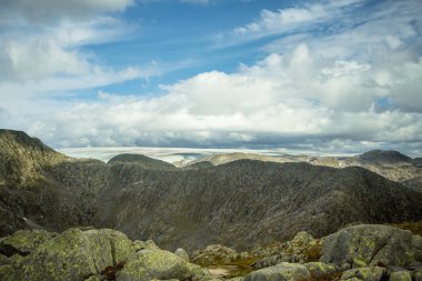 Bir dağ manzarası ile uzaktan Folgefonna Buzulu. Buzdan uzak manzaralar. Norveç milli parkta sonbaharda.