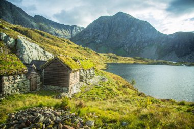 Norveç'te Folgefonna Milli Parkı, dağlarda bir güzel, tarihi taş binaları. Çim çatılar ile eski evler göl yakınındaki. Sonbahar manzara.