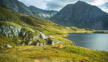 Norveç'te Folgefonna Milli Parkı, dağlarda bir güzel, tarihi taş binaları. Çim çatılar ile eski evler göl yakınındaki. Sonbahar manzara.