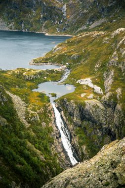 Bir dağ gölü Folgefonna Milli Parkı'nda Norveç'te güzel bir manzara. Bulutlu sonbahar günü dağlarda. Göl sonbahar sahne.