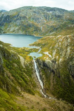 Bir dağ gölü Folgefonna Milli Parkı'nda Norveç'te güzel bir manzara. Bulutlu sonbahar günü dağlarda. Göl sonbahar sahne.