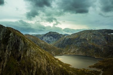 Bir dağ gölü Folgefonna Milli Parkı'nda Norveç'te güzel bir manzara. Bulutlu sonbahar günü dağlarda. Göl sonbahar sahne.