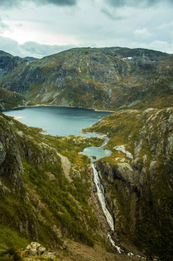 Bir dağ gölü Folgefonna Milli Parkı'nda Norveç'te güzel bir manzara. Bulutlu sonbahar günü dağlarda. Göl sonbahar sahne.