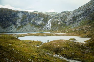 Bir dağ gölü Folgefonna Milli Parkı'nda Norveç'te güzel bir manzara. Bulutlu sonbahar günü dağlarda. Göl sonbahar sahne.