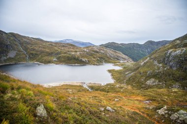 Bir dağ gölü Folgefonna Milli Parkı'nda Norveç'te güzel bir manzara. Bulutlu sonbahar günü dağlarda. Göl sonbahar sahne.