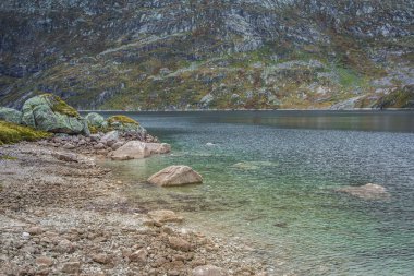 Bir dağ gölü Folgefonna Milli Parkı'nda Norveç'te güzel bir manzara. Bulutlu sonbahar günü dağlarda. Göl sonbahar sahne.