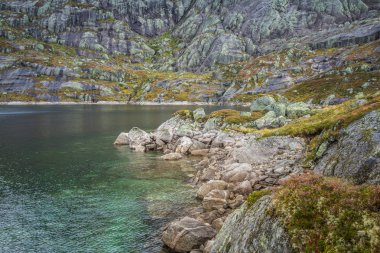 Bir dağ gölü Folgefonna Milli Parkı'nda Norveç'te güzel bir manzara. Bulutlu sonbahar günü dağlarda. Göl sonbahar sahne.