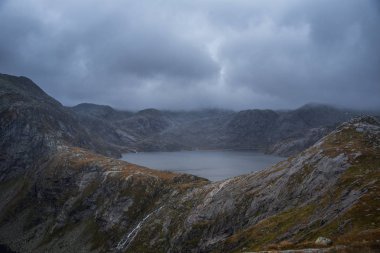 Bir dağ gölü Folgefonna Milli Parkı'nda Norveç'te güzel bir manzara. Bulutlu sonbahar günü dağlarda. Göl sonbahar sahne.