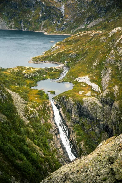 Hermoso Paisaje Lago Montaña Parque Nacional Folgefonna Noruega Otoño Nublado —  Fotos de Stock