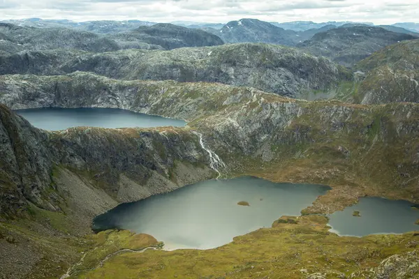 Hermoso Paisaje Lago Montaña Parque Nacional Folgefonna Noruega Otoño Nublado —  Fotos de Stock