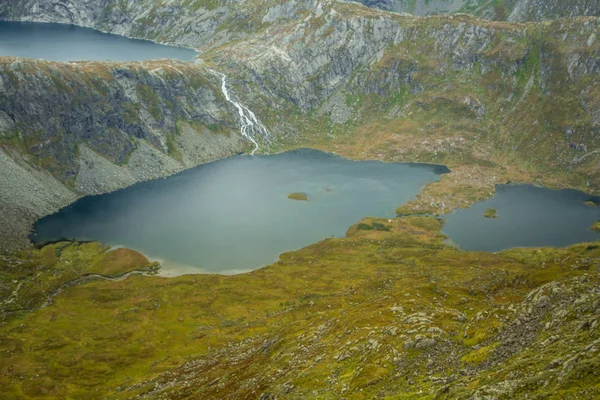 Hermoso Paisaje Lago Montaña Parque Nacional Folgefonna Noruega Otoño Nublado —  Fotos de Stock