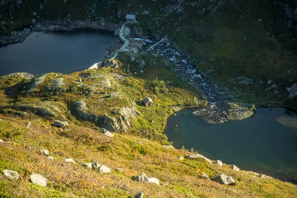 Hermoso Paisaje Lago Montaña Parque Nacional Folgefonna Noruega Otoño Nublado —  Fotos de Stock