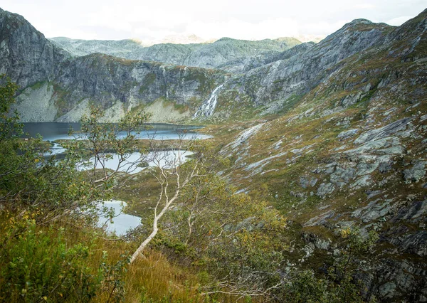 Hermoso Paisaje Lago Montaña Parque Nacional Folgefonna Noruega Otoño Nublado —  Fotos de Stock