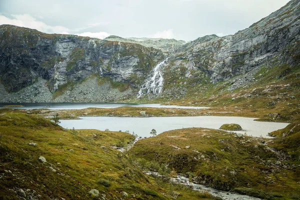 Hermoso Paisaje Lago Montaña Parque Nacional Folgefonna Noruega Otoño Nublado — Foto de Stock