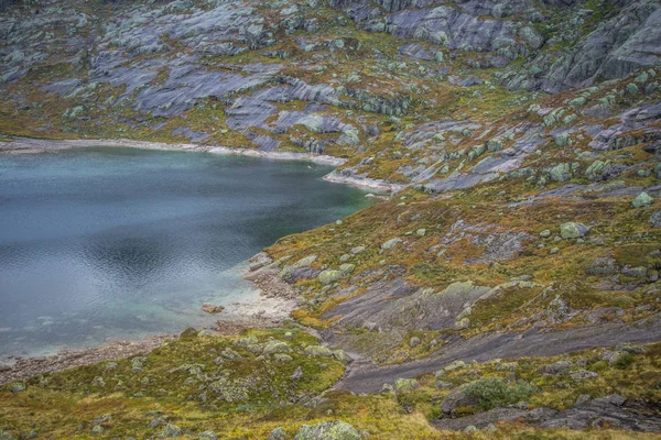 Eine Wunderschöne Landschaft Eines Bergsees Folgefonna Nationalpark Norwegen Bewölkter Herbsttag — Stockfoto