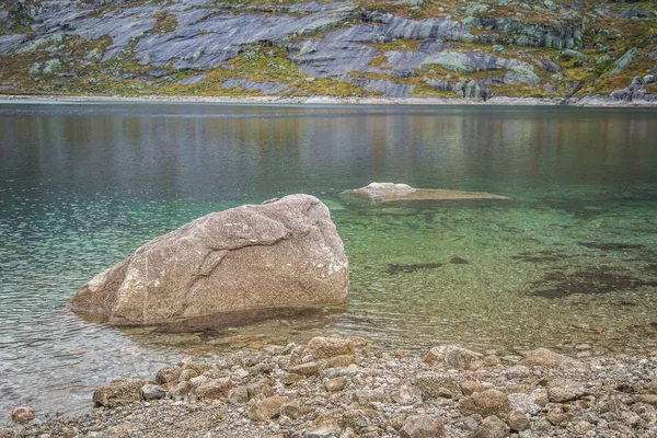 Eine Wunderschöne Landschaft Eines Bergsees Folgefonna Nationalpark Norwegen Bewölkter Herbsttag — Stockfoto