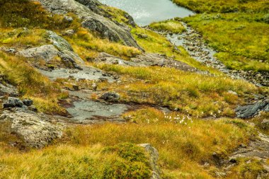 Güzel bir sonbahar dağ manzarası ile küçük bir göl. Doğal manzara Norveç dağlarında. Küçük su birikintisi dağlarda.