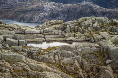 Güzel bir sonbahar dağ manzarası ile küçük bir göl. Doğal manzara Norveç dağlarında. Küçük su birikintisi dağlarda.
