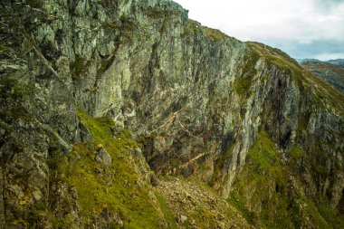 Rüzgarlı, yağmurlu havalarda uzun bir yürüyüş sırasında güzel sonbahar manzara Folgefonna Milli Parkı'nda Norveç'te. Dağlar İskandinavya. Sonbahar sahne içinde ekilmemiş boş arazi.