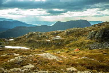 Rüzgarlı, yağmurlu havalarda uzun bir yürüyüş sırasında güzel sonbahar manzara Folgefonna Milli Parkı'nda Norveç'te. Dağlar İskandinavya. Sonbahar sahne içinde ekilmemiş boş arazi.