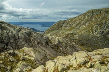 Rüzgarlı, yağmurlu havalarda uzun bir yürüyüş sırasında güzel sonbahar manzara Folgefonna Milli Parkı'nda Norveç'te. Dağlar İskandinavya. Sonbahar sahne içinde ekilmemiş boş arazi.