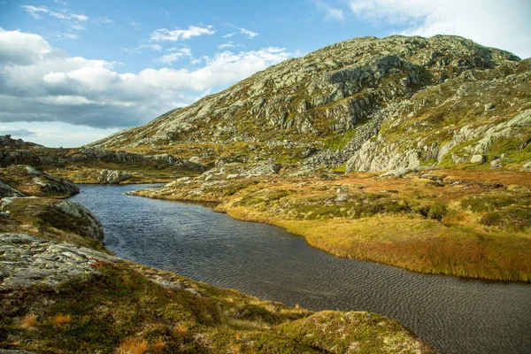 Hermoso Paisaje Montaña Otoño Con Pequeño Lago Paisajes Naturales Las — Foto de Stock