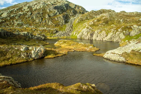 Hermoso Paisaje Montaña Otoño Con Pequeño Lago Paisajes Naturales Las —  Fotos de Stock