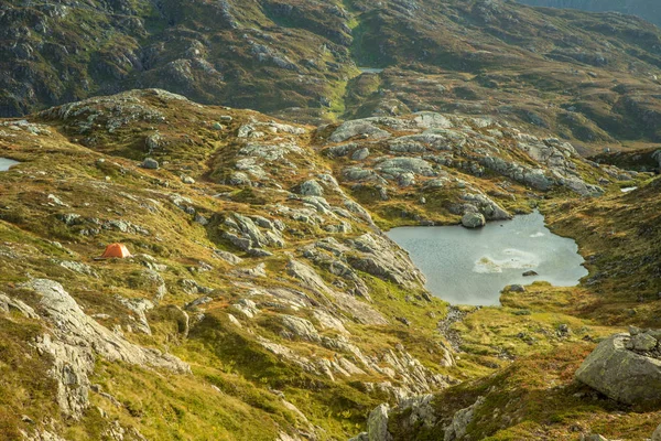 Hermoso Paisaje Montaña Otoño Con Pequeño Lago Paisajes Naturales Las — Foto de Stock