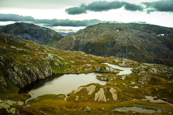 Krásné Podzimní Horská Krajina Jezírkem Přírodní Scenérie Norských Horách Malé — Stock fotografie