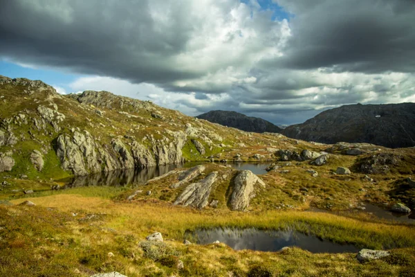 Krásné Podzimní Horská Krajina Jezírkem Přírodní Scenérie Norských Horách Malé — Stock fotografie