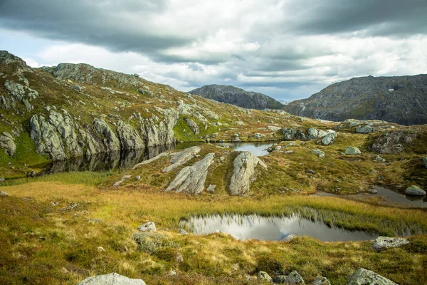 Piękny Krajobraz Góry Jesień Niewielkim Jeziorem Naturalnej Scenerii Norweskich Górach — Zdjęcie stockowe