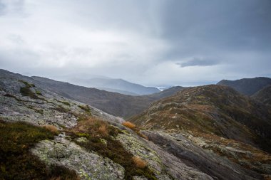Rüzgarlı, yağmurlu havalarda uzun bir yürüyüş sırasında güzel sonbahar manzara Folgefonna Milli Parkı'nda Norveç'te. Dağlar İskandinavya. Sonbahar sahne içinde ekilmemiş boş arazi.